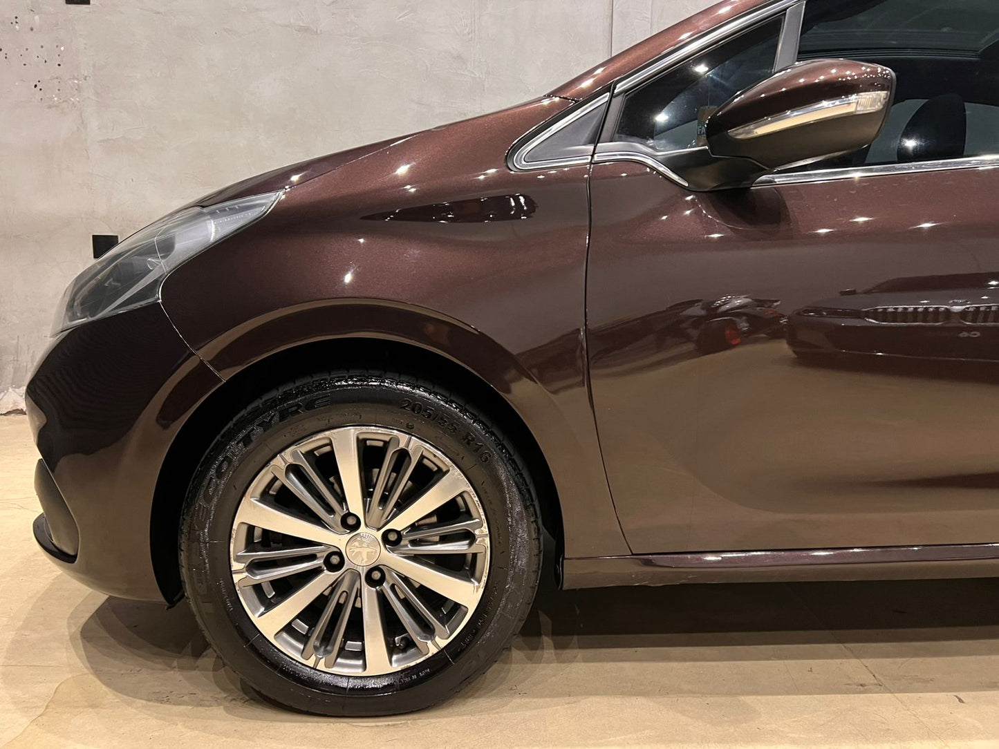 PEUGEOT 208