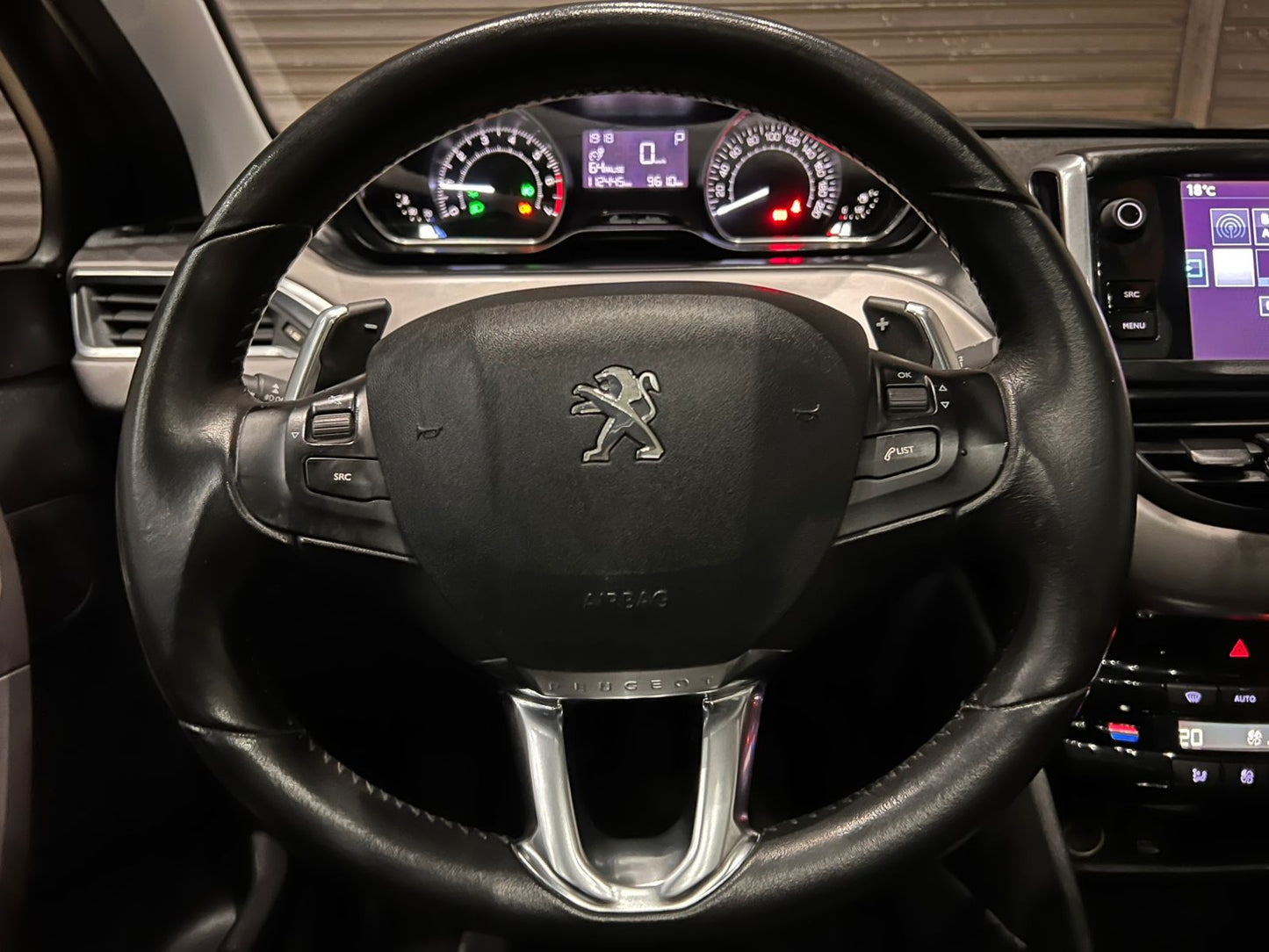 PEUGEOT 208