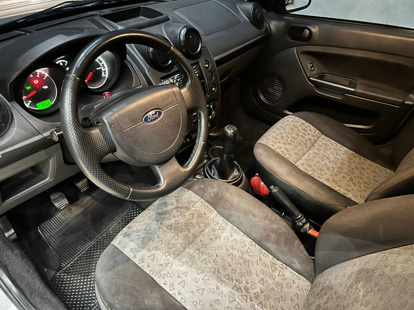 FORD FIESTA 1.6 MPI SEDAN 8V FLEX 4P MANUAL